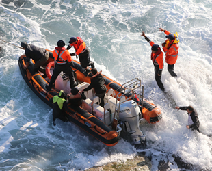 Kayalıklarda mahsur kalan balıkçılar kurtarıldı