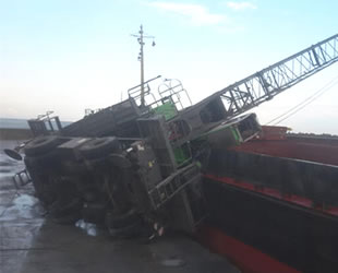 Bartın Limanı'nda yükleme yapan vinç devrildi