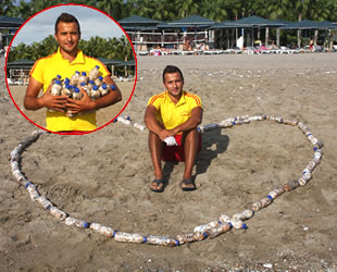 Antalyalı cankurtaran, sahilden 15 bin izmarit toplayıp şişeledi