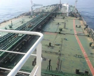 Saldırıya uğrayan İran petrol tankerinde 1.5 metre delik açıldı