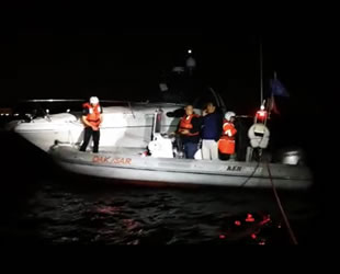 Kadıköy’de karaya oturan tekneyi DAK-SAR ekipleri kurtardı
