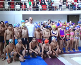 Yüzücüler, elde ettikleri birincilikleri Mehmetçik'e armağan etti