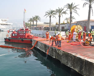 Kuşadası'nda deniz kirliliğine karşı acil müdahale tatbikatı gerçekleştirildi