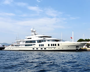 ‘Universe’ isimli lüks mega yat, Marmaris’e geldi