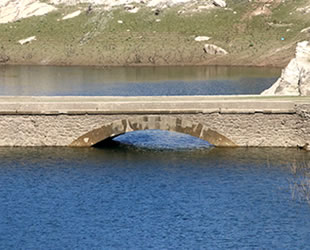 Baraj suyu azalınca su altındaki köprü gün yüzüne çıktı