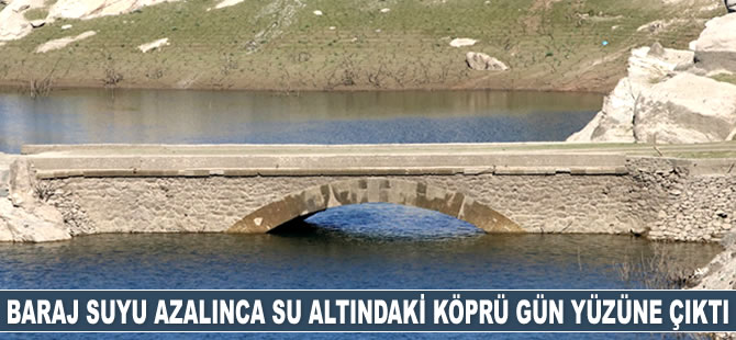 Baraj suyu azalınca su altındaki köprü gün yüzüne çıktı