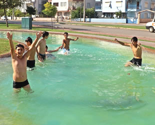 Antalya'da çocukların süs havuzu keyfi deniz keyfini aratmadı