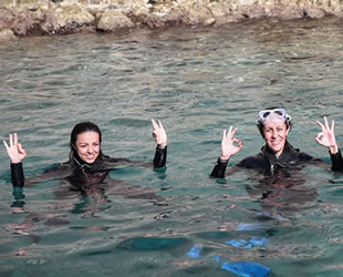 Kadın dalgıçlar, ‘meme kanseri’ne dikkat çekti