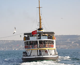 İstanbul Boğazı'ndan geçen deniz araçları Türk bayrağıyla donatılacak