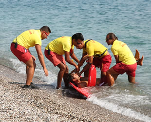 Cankurtaranlar, boğulma tehlikesi geçiren 369 kişiyi kurtardılar