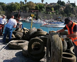 Dalgıçlar, denizden kamyon dolusu lastik çıkardı