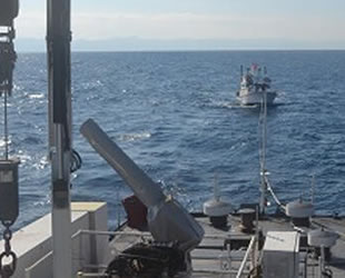 Arıza nedeniyle sürüklenen tekne limana çekildi