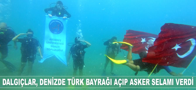 Dalgıçlar, su altında Türk bayrağı açıp asker selamı verdi