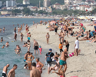 Alanya’da tatilciler plajları doldurdu