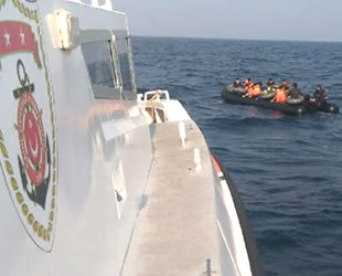 Sürüklenen bottaki 28 kaçak göçmen kurtarıldı