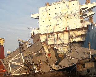 Parçalanmak üzere olan bir gemide 187 bin litre kaçak akaryakıt ele geçirildi