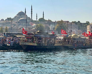 Eminönü'ndeki balıkçılar bir süre daha satışa devam edecek