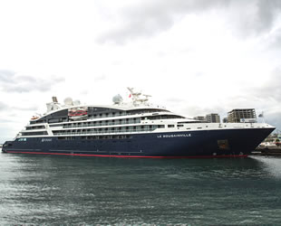 ‘Le Bougainville’ isimli yolcu gemisi, Zeyport Limanı’na demir attı