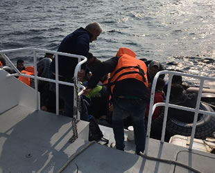 Denizde sürüklenen bottaki 28 göçmen kurtarıldı
