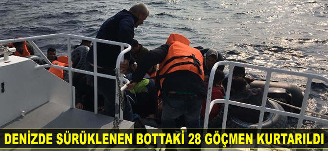 Denizde sürüklenen bottaki 28 göçmen kurtarıldı