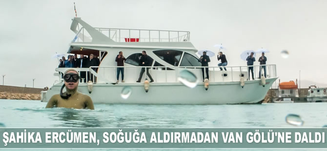 Şahika Ercümen, soğuğa aldırmadan Van Gölü'ne daldı