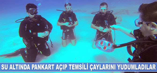 Su altında pankart açıp temsili çaylarını yudumladılar