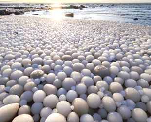 Hailuoto Adası sahili yumurta şeklinde buz toplarıyla kaplandı