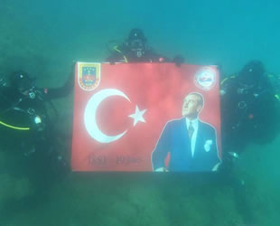 Jandarma timi, Yumurtalık’ta ‘Ata’ya saygı dalışı yaptı