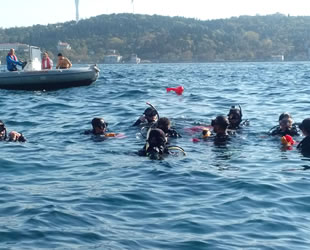 Gönüllü dalgıçlar Ortaköy sahilinde su altı temizliği yaptı
