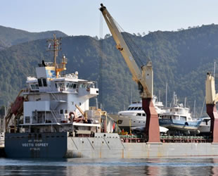 Lüks yatlar, 'Vectis Osprey Douglas' kargo gemisi ile sahiplerine gönderildi