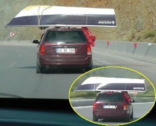 Otomobil üzerinde taşınan kayık ilginç görüntüler oluşturdu