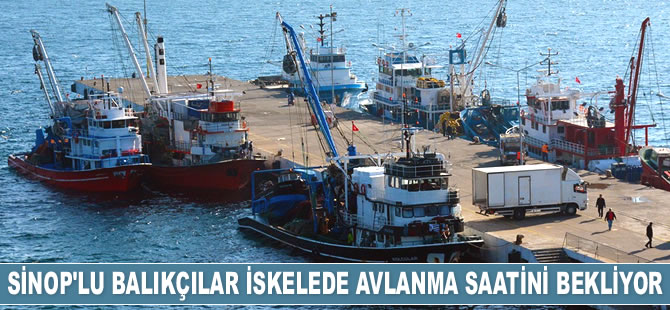 Sinop'lu balıkçılar iskelede avlanma saatini bekliyor