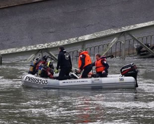 Fransa’da köprü çöktü, araçlar göle düştü