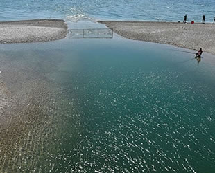 Konyaaltı Sahili'nde 10 ayda 1 hektarlık kumsal alanı yok oldu