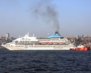 'Celestyal Crystal' yolcu gemisi, Sarayburnu Limanı’na demirledi
