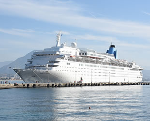 ‘Marella Dream’ isimli yolcu gemisi, Alanya’ya demir attı