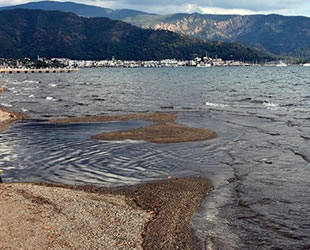 Marmaris'te deniz 25 metre çekildi