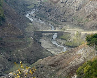Yuvacık Barajı'nda su seviyesi düşünce eski köprü ortaya çıktı