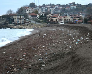 Akçakoca sahilinde kum kıyıya 3 metre çekildi