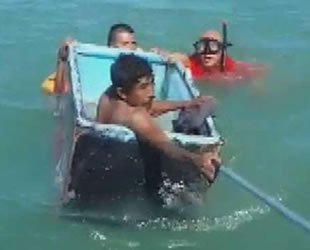 Meksika'da teknesi batan balıkçıları buzdolabı kurtardı