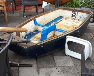 Hortum denizdeki kayığı 10 metre havaya kaldırdı