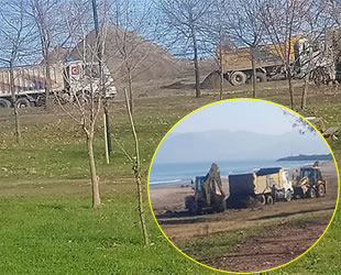 Deniz kenarındaki kumlar göz göre göre taşınıyor