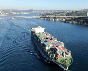 Dev konteyner gemileri İstanbul Boğazı'ndan peş peşe geçti