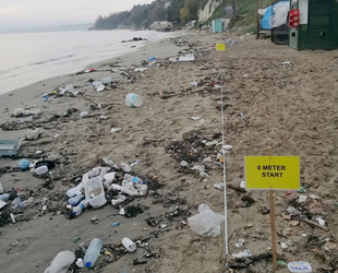 Sinop sahilleri deniz çöpleri ile doldu