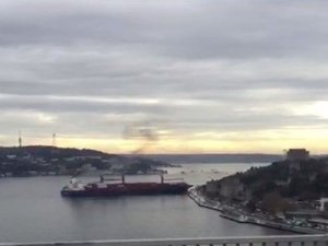 Songa Iridium isimli konteyner gemisi İstanbul Boğazı'nda makine arızası yaparak kıyıya çarptı