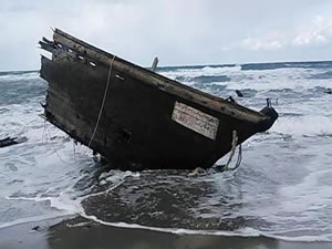 Japonya'da cansız bedenlerin bulunduğu tekne sahile vurdu