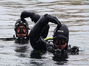 "Kurbağa adamlar" trol avcılarına göz açtırmıyor