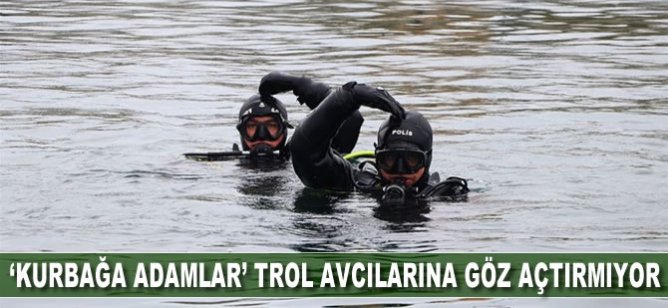 "Kurbağa adamlar" trol avcılarına göz açtırmıyor