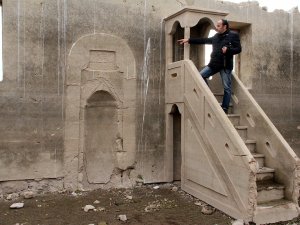 Baraj suları çekildi cami kalıntıları gün yüzüne çıktı