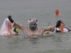 Yardıma muhtaç çocuklar için kostümlerle denize girdiler